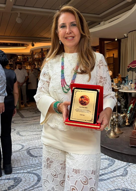 Mine Aksu�ya Mehmetçik Vakf��ndan Anlaml� Plaket